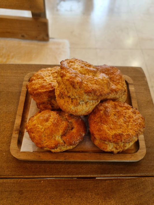 Scone con mermelada y nata